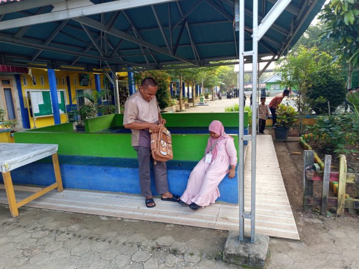 Keteladanan Bapak Hendri, Orang Tua Kelas 1 yang Selalu Antar Anak Tepat Waktu ke MIN 1 Merangin Keteladanan Bapak Hendri, Orang Tua Kelas 1 yang Selalu Antar Anak Tepat Waktu ke MIN 1 Merangin