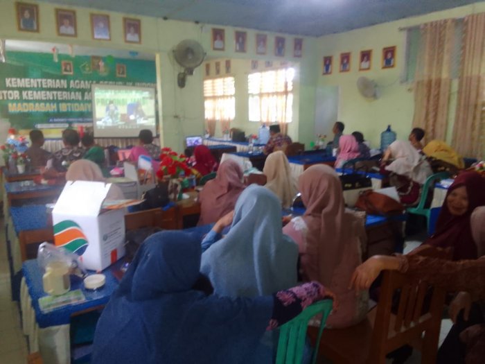 Guru Minsamer Ikut Zoom Meeting