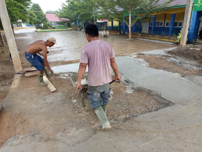 Meski Diguyur Hujan, Pengecoran Lantai Panggung Tetap Berjalan Meski Diguyur Hujan, Pengecoran Lantai Panggung Tetap Berjalan
