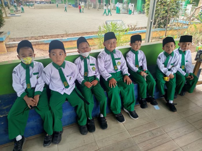 Duduk di Pendopo, Siswa Kelas 1 MIN 1 Merangin Nikmati Suasana Sejuk Sebelum BEL Masuk Duduk di Pendopo, Siswa Kelas 1 MIN 1 Merangin Nikmati Suasana Sejuk Sebelum BEL Masuk