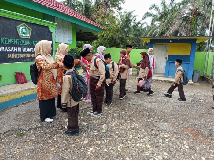 Guru dan Mahasiswa PPL Universitas Merangin, Sambut Siswa di Gerbang dengan Senyum Kebahagiaan.