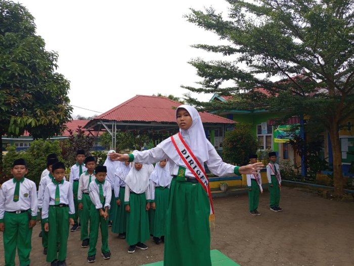 Tihani Siswa Minsamer Lincah sebagai Dirigen Lagu
