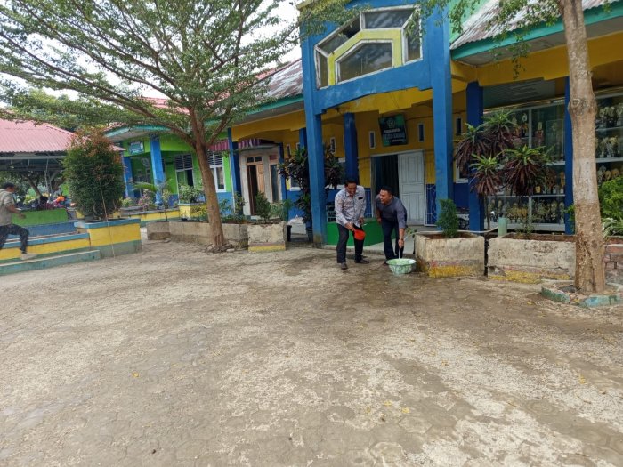 Guru & Pegawai Bahu Membahu Atasi Debu Dengan Menyiram Lapangan Madrasah. Guru & Pegawai Bahu Membahu Atasi Debu Dengan Menyiram Lapangan Madrasah.