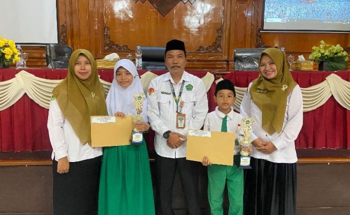 Sayna dan Abid Bahagia Bersama Kamad dan Guru Pendamping