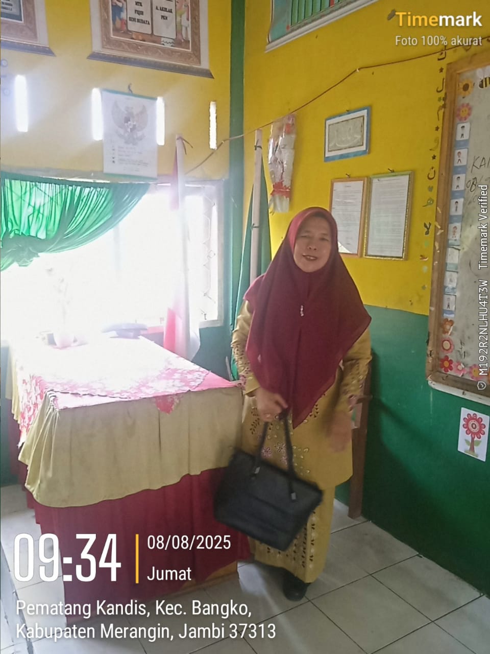 HJ. Zaitun, S.Ag Sosok Guru Minsamer yang Ulet dan Penyabar.