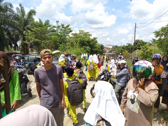 Kerumunan Siswa MIN 1 Merangin Berdesakan di Gerbang Madrasah, Butuh Perhatian Pemerintah.