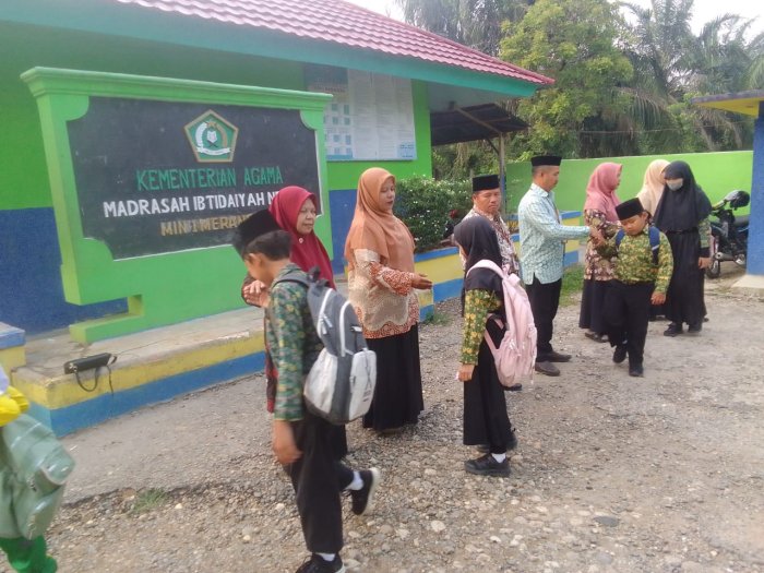 SAMBUT SISWA DENGAN SENYUMAN