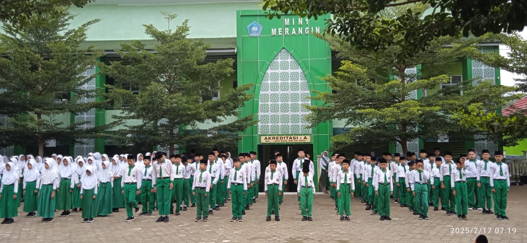 Mendengarkan Lagu Indonesia Raya, MIN 1 Merangin Hentikan Aktifitas Sejenak