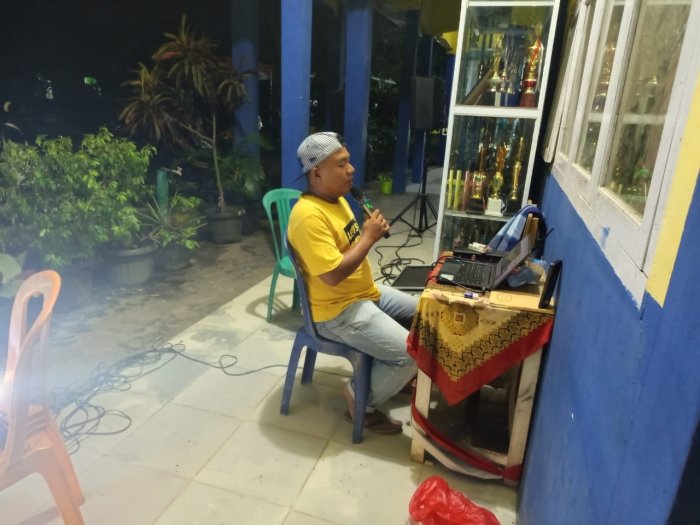 Afdal Witra, Piket Malam, Jaga Panggung Aksioma dengan Bernyanyi Qasidah