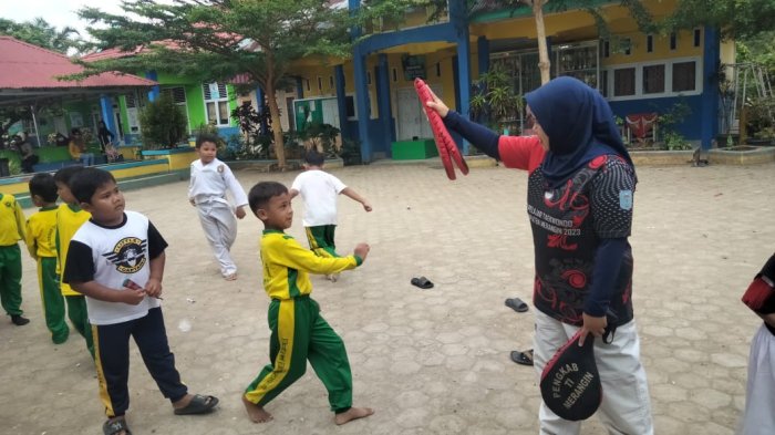 Sabtu Cerah, MIN 1 Merangin Kembali Latihan Tekwando
