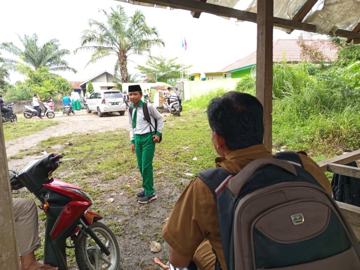 Zahiri, Orang Tua Murid Teladan Minsamer, Antar Jemput Anak Tepat Waktu