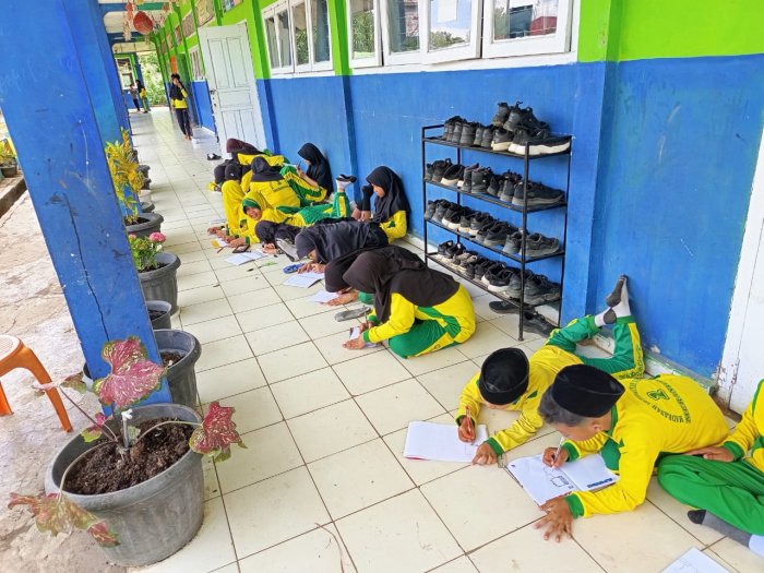 Belajar di Luar Ruangan, Siswa Kelas 4 Al Fathanah MIN 1 Merangin Merasa Suasana Baru