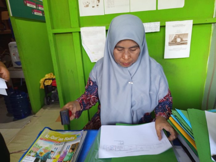 Bendahara MIN 1 Merangin Fokus Bekerja Maksimal
