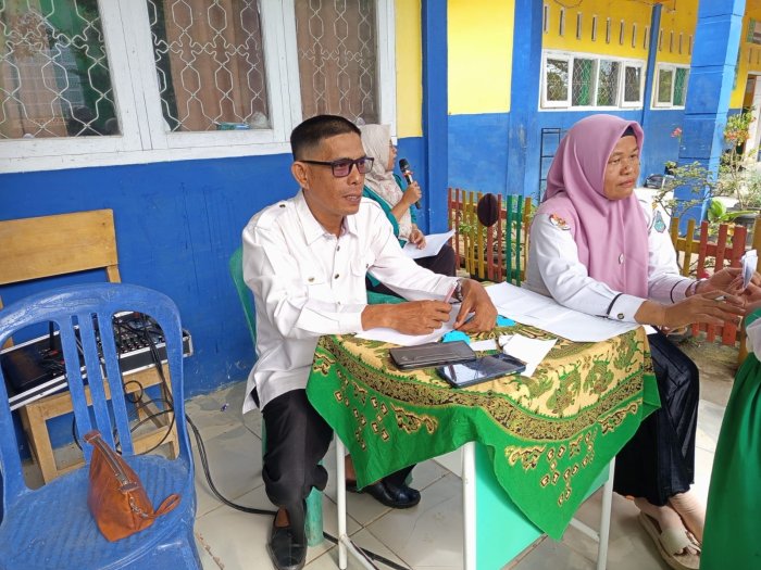Bapak Malik, S.Pd.I & Ibu Nurlina, S.Pd.I Juri Lomba Estapet Nyambung Surah Juz 30